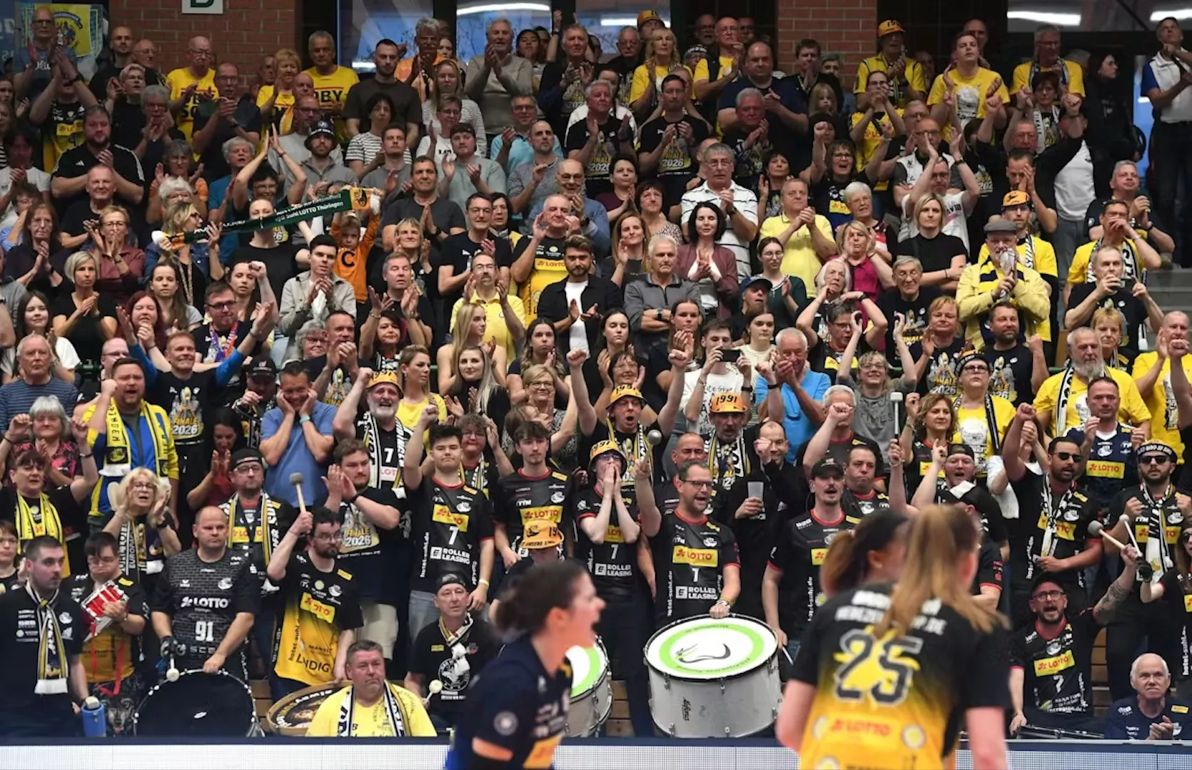 Jubelnde Fans in der Halle